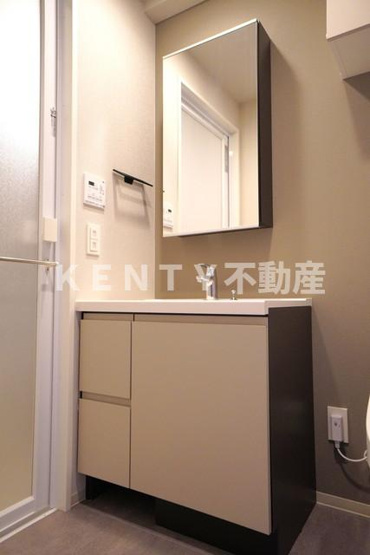【洗面所】 | Ｊ．ＧＲＡＮ　Ｃｏｕｒｔ　品川西大井ＥＡＳＴ | 広い洗面スペース