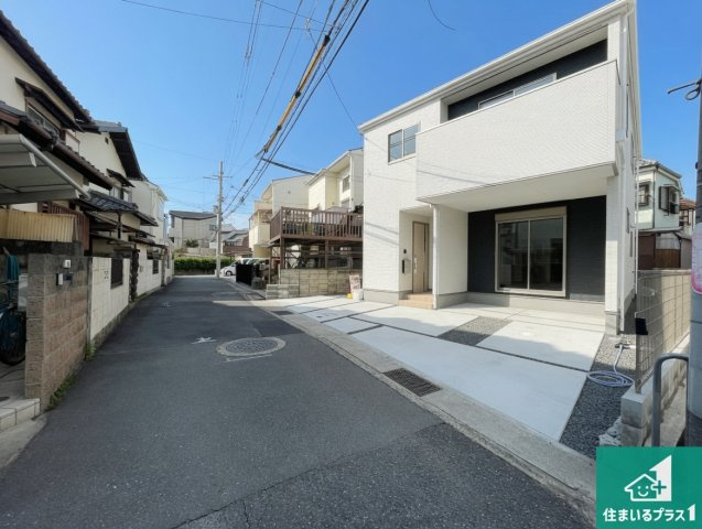 5日(土)6日(日)現地ご見学可能！伊丹市南野北　第1期　新築一戸建ての前面道路含む現地写真|周辺は閑静な住宅街！前面道路広々で車の出し入れも便利です。駐車が苦手な方でも安心して車庫入れできます！
