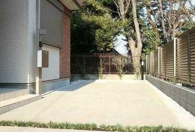 アレーズの駐車場