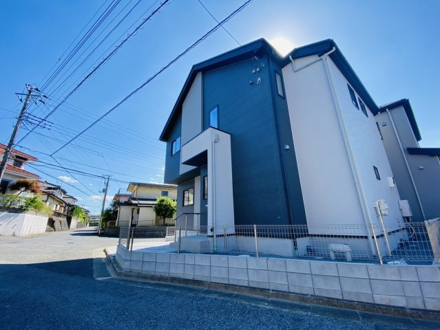 新築戸建て　成田市土屋１期　リガーレ２号棟の前面道路含む現地写真