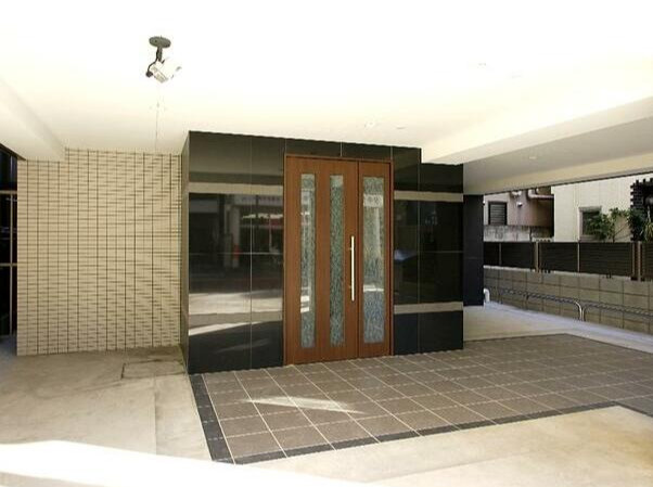 中野区中央３丁目の賃貸マンションのエントランス