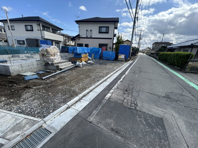 新築　高崎市浜尻町　3号棟の前面道路含む現地写真|現地写真　西側接道幅員約4.0ｍ　南側接道幅員約5.0ｍ