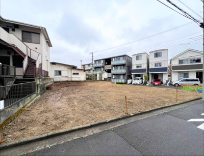 【前面道路含む現地写真】 | 麻生区王禅寺西３丁目土地 | 前面道路幅員　約4.8m（東側）約5.0m（北側）
接道面積　約11.0ｍ（東側）10.0ｍ（北側）
