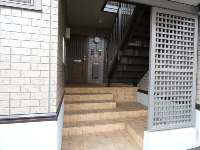 【エントランス】 | ルミエール 参番館 | 落ち着いたエントランスです