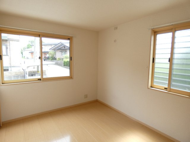 【居間・リビング】 | ルミエール 参番館 | こちらの居間で趣味の時間をお楽しみください