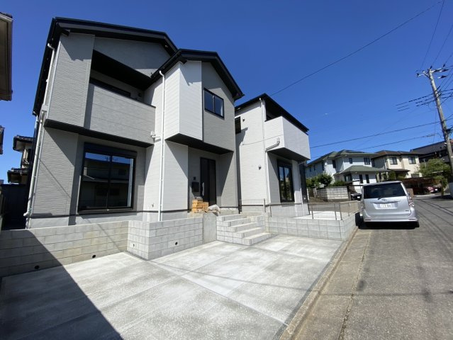 新築戸建て　成田市土屋１期　リガーレ　１号棟の前面道路含む現地写真
