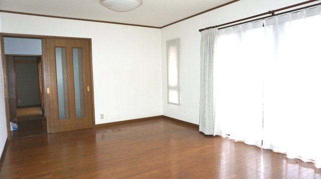 茂原市上林　中古戸建の居間・リビング|4LDK 駐車場2台（車種制限あり）南道路 都市ガス スーパーせんどう1.2km 閑静な分譲地