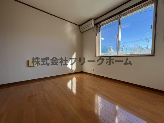 三鷹市野崎３丁目のアパートの居間・リビング