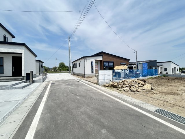 新築　高崎市金古町 全11区画　2号棟の前面道路含む現地写真|現地写真　南側接道幅員約5ｍ