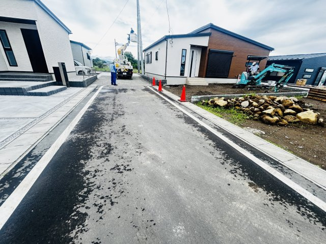 新築　高崎市金古町 全11区画　2号棟の前面道路含む現地写真|現地写真　南側接道幅員約5ｍ