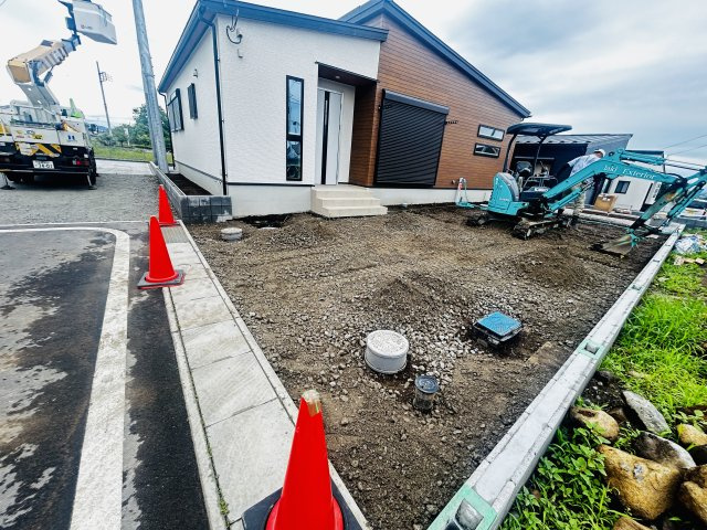 新築　高崎市金古町 全11区画　2号棟の駐車場|現地写真　駐車スペースは建物南側に並列2台分可能です！