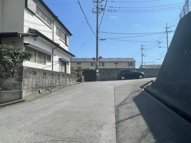 十津四丁目　土地の前面道路含む現地写真|南側の前面道路です。高台に位置しています。