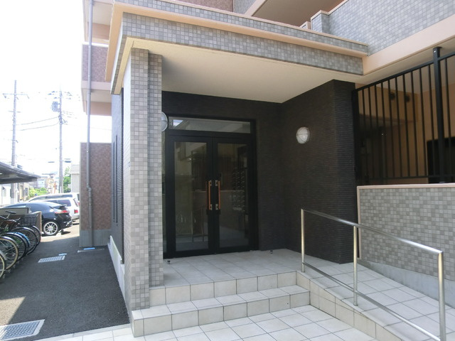 トパーズ諏訪野のエントランス|豪華なエントランススペース。