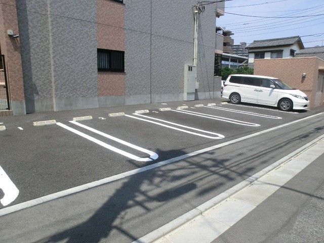 トパーズ諏訪野の駐車場|敷地内駐車場完備。（要確認）