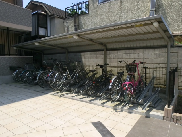 トパーズ諏訪野のその他共用部分|屋根付き駐輪場。