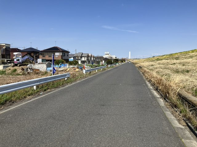 敷地面積58.9坪　売地　三郷市田中新田の前面道路含む現地写真|南東側公道６．１ｍ、１２ｍの接道！お車の出し入れもラクラクです♪
現地（2026年3月）撮影