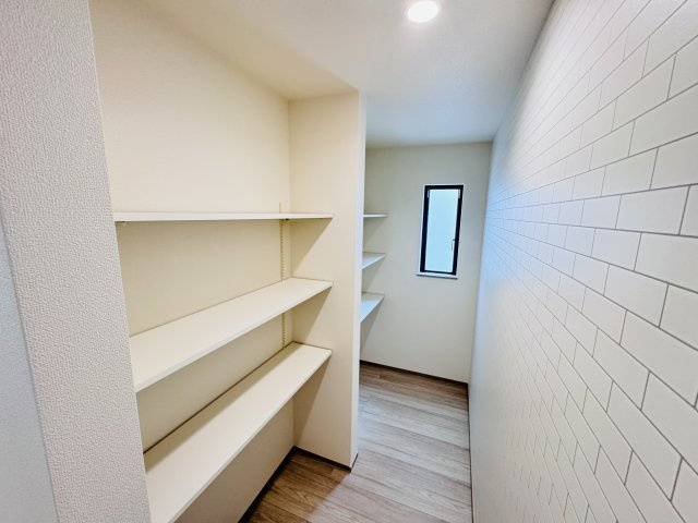 松戸市常盤平５丁目新築戸建【常盤平第二小学校：9分】の収納|キッチン奥・パントリースペース・可動棚