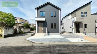 【外観】 | 当社で現地販売開催中　スーパー2分　駐車２台　全３棟　１号棟　 | 上質感あふれる洗練の外観デザインです。同タイプ
