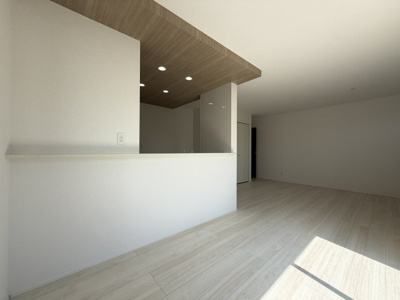 【居間・リビング】 | 金武町金武（全4棟）4号棟 | 4号棟　LDK16帖♪大容量リビング収納付き♪キッチンはオシャレな折下げ天井♪