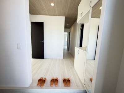 【玄関】 | 金武町金武（全4棟）4号棟 | 4号棟　十分な収納付き玄関♪シューズクローク付き♪