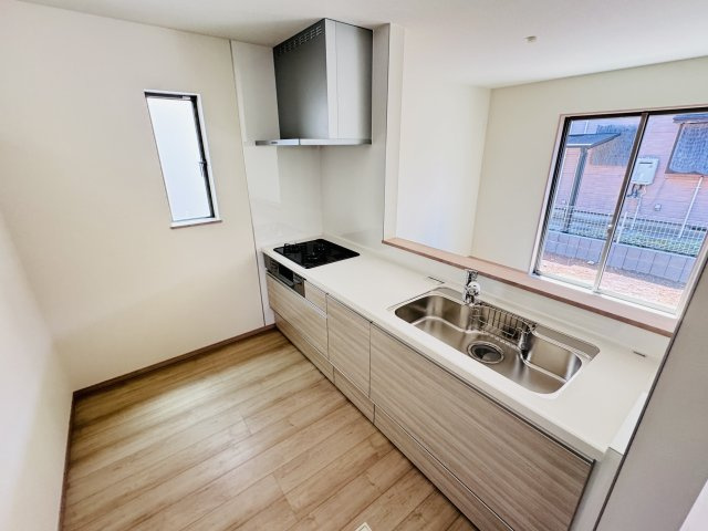 柏市藤心２丁目新築戸建のキッチン|お手入れしやすいレンジフード・シンクの水栓には浄水器がついてます！
