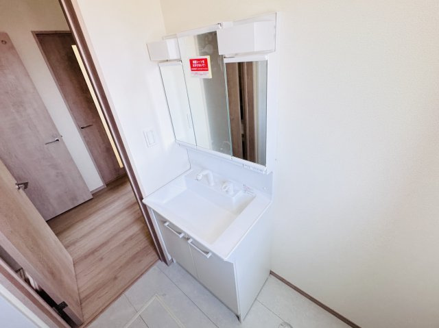 柏市藤心２丁目新築戸建の独立洗面台|シャワーヘッド付き三面鏡洗面化粧台