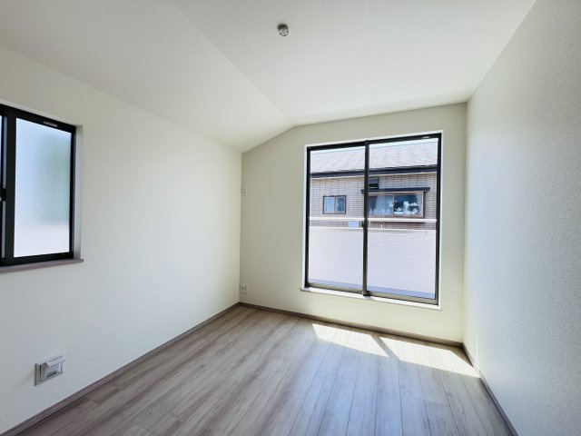 柏市藤心２丁目新築戸建の子供部屋|5.25帖洋室・南側バルコニー前の明るいお部屋です♪
