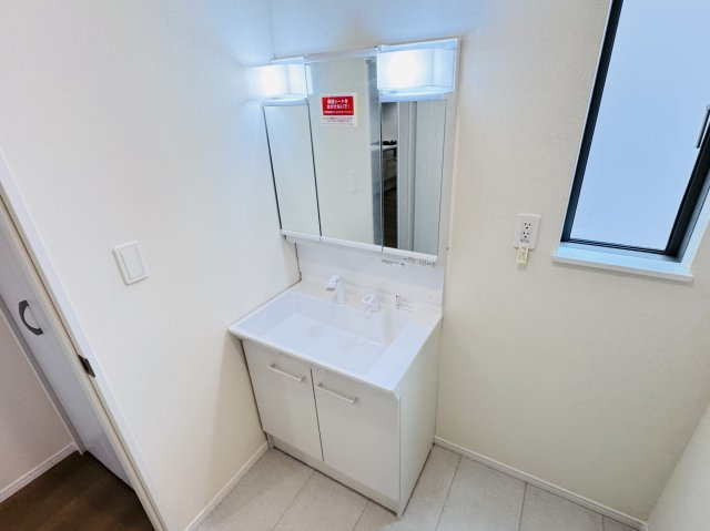 柏市藤心２丁目新築戸建の独立洗面台|シャワーヘッド付き三面鏡洗面化粧台