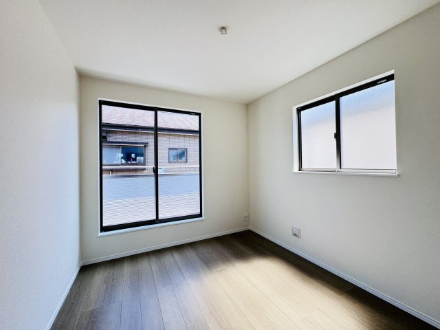 柏市藤心２丁目新築戸建の子供部屋|5.25帖洋室・南側バルコニー前の明るいお部屋です♪