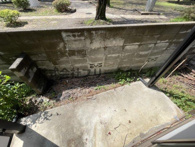 三鷹市上連雀１丁目のアパートのバルコニー