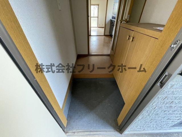 三鷹市上連雀１丁目のアパートの玄関