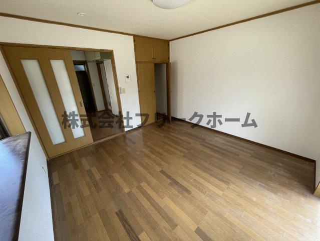 三鷹市上連雀１丁目のアパートの居間・リビング