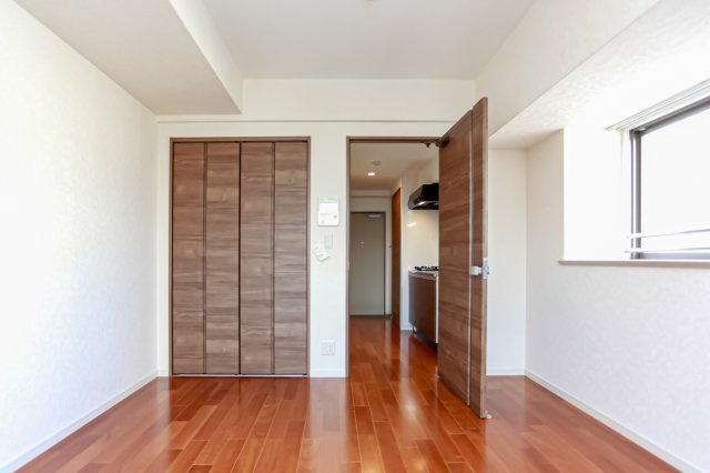 サヴォイ箱崎邸園　7階の居間・リビング|別号室のものです。現状優先になります。
出窓はございません。