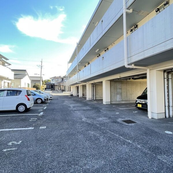 アルフエイムの駐車場
