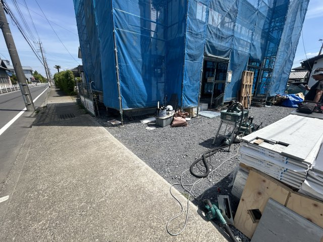 新築　高崎市島野町　1号棟の駐車場|現地写真　駐車スペースは建物南側に4台分可能です！