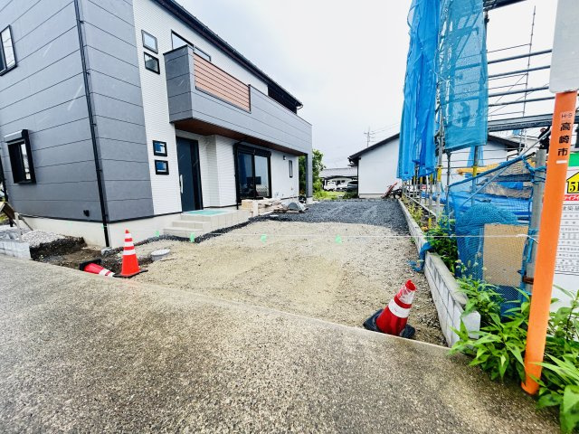 新築　高崎市島野町　1号棟の駐車場|現地写真　駐車スペースは建物南側に4台分可能です！