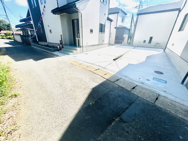 八千代市高津１１４０番の前面道路含む現地写真
