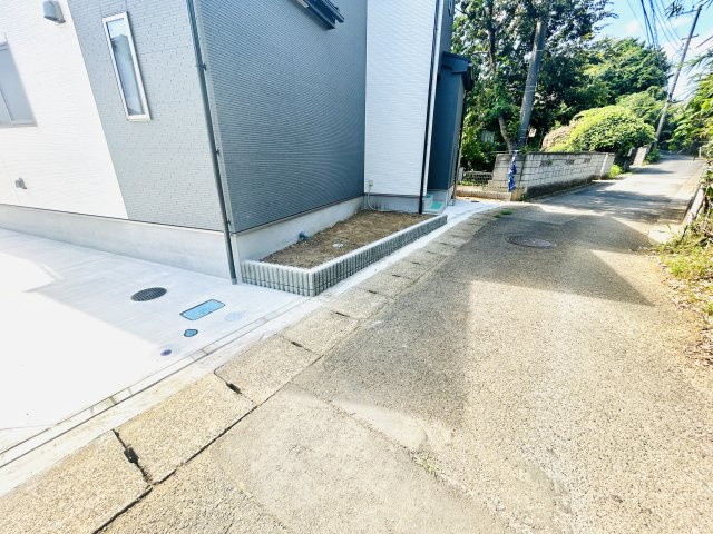 八千代市高津１１４０番の前面道路含む現地写真