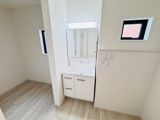 柏市亀甲台町１丁目新築戸建【名戸ヶ谷小学校：8分】の独立洗面台|シャワーヘッド付き三面鏡洗面化粧台
