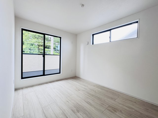 柏市亀甲台町１丁目新築戸建【名戸ヶ谷小学校：8分】の寝室|7.6帖寝室・南側バルコニー前の明るいお部屋です♪