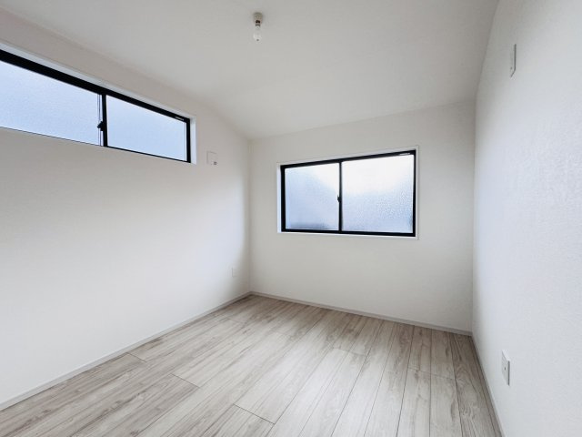 柏市亀甲台町１丁目新築戸建【名戸ヶ谷小学校：8分】の洋室|5.2帖北西側洋室