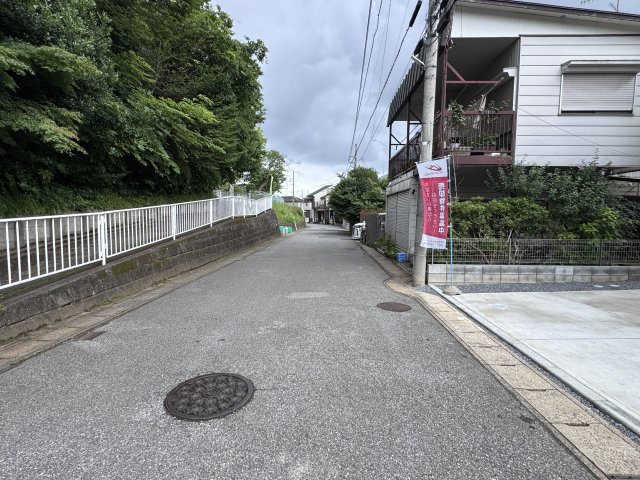 柏市亀甲台町１丁目新築戸建【名戸ヶ谷小学校：8分】の前面道路含む現地写真|南側前面道路・幅員約6ｍ