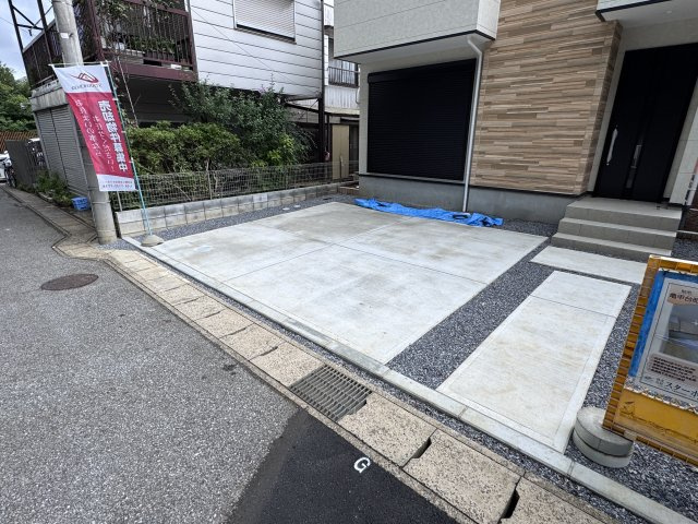 柏市亀甲台町１丁目新築戸建【名戸ヶ谷小学校：8分】の駐車場|駐車スペース・並列2台駐車可