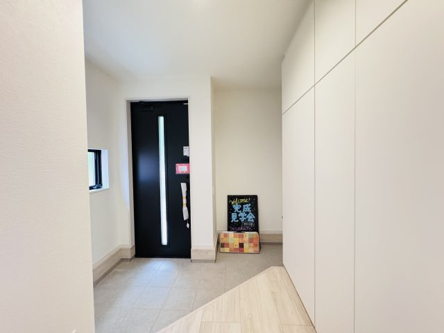 柏市亀甲台町１丁目新築戸建【名戸ヶ谷小学校：8分】の玄関|玄関ホール・容量たっぷりシューズクローゼット