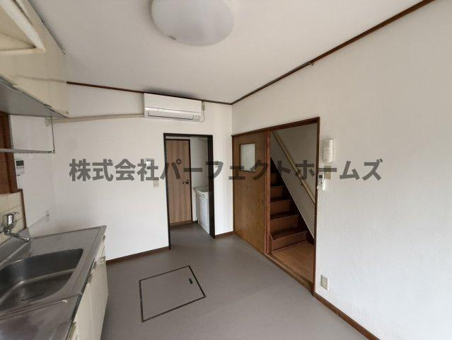 大成町戸建　賃貸の居間・リビング|こちらの居間で趣味の時間をお楽しみください