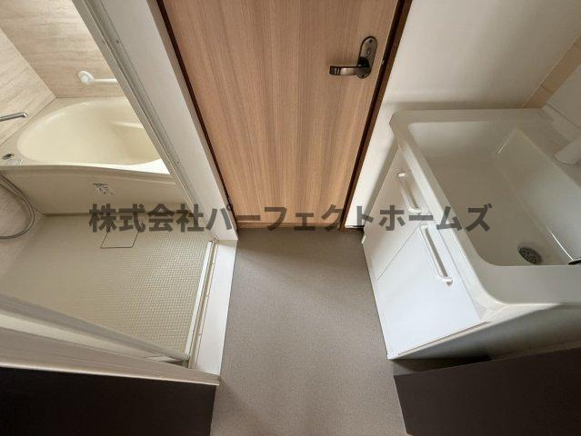 大成町戸建　賃貸の洗面所|明るい洗面所です