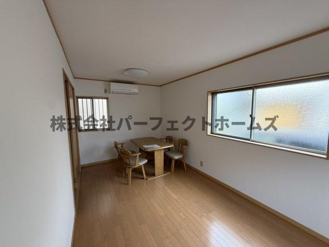 大成町戸建　賃貸の居間・リビング|こちらのリビングで趣味の時間をお楽しみください