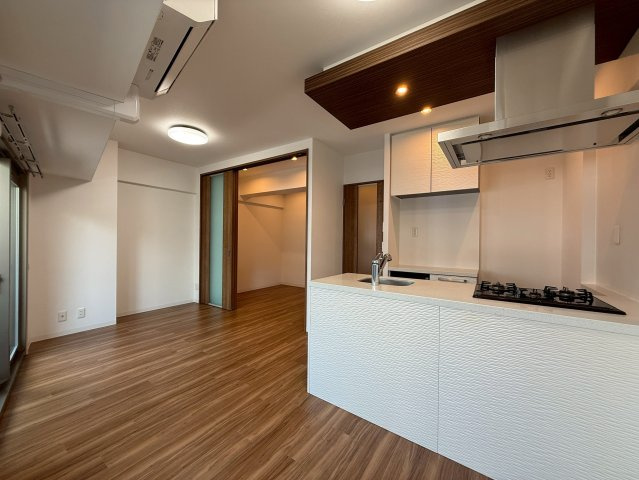 フクダ不動産八木駅前マンションの居間・リビング|エアコン付きの広々としたLDK10.4帖