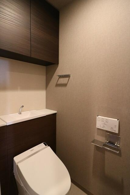 プラセシオン堀田駅前のトイレ|トイレはキャビネット一体型です。すっきりとしたデザインで、お掃除も大変しやすくなっております。