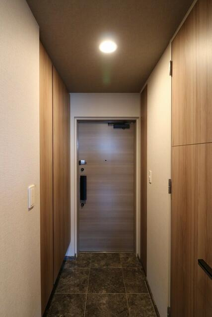 プラセシオン堀田駅前の玄関|玄関。下足入の他に物入スペースもございます。家族の靴もスッキリと片付き、美しい玄関を保つことができます。